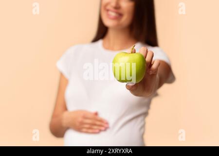 Fille enceinte montrant comp toucher Belly Over White Background, Cropped Banque D'Images