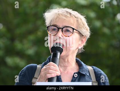 LONDRES, ANGLETERRE : 12 août 2024 : la conférencière Kate Hudson de Campaign for Nuclear Disarmament CND protestant pour exiger la fin du massacre à Gaza et le génocide des palestiniensLes tests contre la frappe aérienne israélienne sur la fourniture d'armes d'une école palestinienne par les États-Unis ont tué plus de 100 personnes. Crédit : Voir Li/Picture Capital/Alamy Live News Banque D'Images