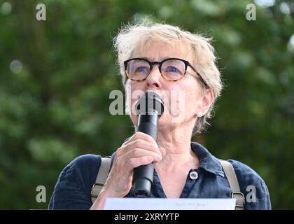 LONDRES, ANGLETERRE : 12 août 2024 : la conférencière Kate Hudson de Campaign for Nuclear Disarmament CND protestant pour exiger la fin du massacre à Gaza et le génocide des palestiniensLes tests contre la frappe aérienne israélienne sur la fourniture d'armes d'une école palestinienne par les États-Unis ont tué plus de 100 personnes. Crédit : Voir Li/Picture Capital/Alamy Live News Banque D'Images