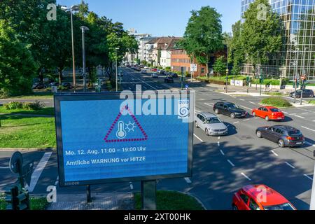 Avertissement officiel de chaleur, du service météorologique allemand DWD, sur panneau d'affichage numérique, de Ströer, au carrefour, Martinstraße, Alfredstraße, B224, Banque D'Images