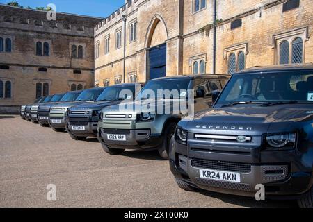 Stamford, Royaume-Uni. 12 août 2024. Véhicules Land Rover Defender dans la cour de l'écurie avant le Cross Country Drive pendant la journée médiatique précédant l'événement avant les procès du Defender Burghley Horse Trials 2024 qui se déroulent dans le domaine de Burghley House à Stamford, Lincolnshire, Angleterre, Royaume-Uni. Crédit : Jonathan Clarke/Alamy Live News Banque D'Images