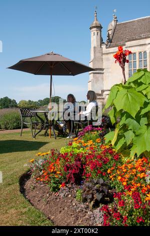 Stamford, Royaume-Uni. 12 août 2024. La cavalière locale Nicole Mills est interviewée dans la roseraie de Burghley House lors de la journée des médias avant les procès du Defender Burghley Horse Trials 2024 qui se déroulent dans le domaine de Burghley House à Stamford, Lincolnshire, Angleterre, Royaume-Uni. Crédit : Jonathan Clarke/Alamy Live News Banque D'Images