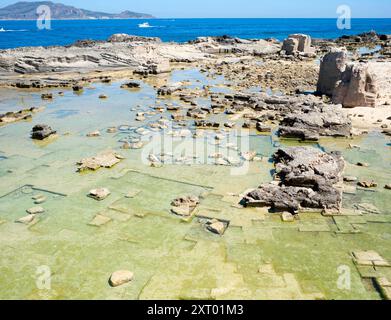 Vue de voyage sur les îles Egadiennes avec les rochers marins de Favignana, île de la province de Favignana de trapani Sicile Italie Banque D'Images