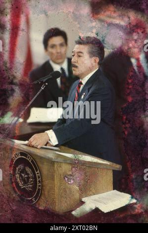 Austin Texas USA, 1991 : le sénateur d'État Gonzalo Barrientos prend la parole lors d'une conférence de presse au Capitole du Texas pendant la session législative. ©Bob Daemmrich Banque D'Images