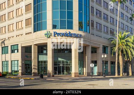 Anaheim, CA, États-Unis - 26 juillet 2024 : bâtiment extérieur pour le cabinet médical Providence Health situé sur Center Street Promenade dans le centre-ville d'an Banque D'Images