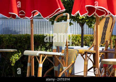 chaises de bistrot sous des parasols rouges Banque D'Images