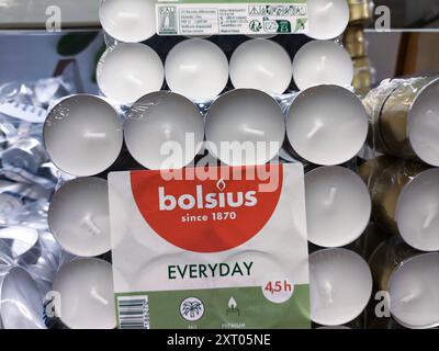 Bavière, Allemagne - 12 août 2024 : bougies allumées sur une étagère dans un supermarché *** Teelicht-Kerzen in einem Regal im Supermarkt Banque D'Images