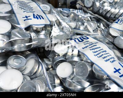 Bavière, Allemagne - 12 août 2024 : bougies allumées sur une étagère dans un supermarché *** Teelicht-Kerzen in einem Regal im Supermarkt Banque D'Images