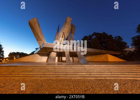 Poznan, Pologne - 13 août 2024 : Monument aux soldats de l'armée polonaise à l'heure bleue au coucher du soleil Banque D'Images