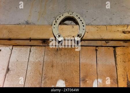 Un fer à cheval est accroché à la porte pour bonne chance. Banque D'Images