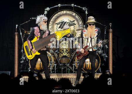 LONDRES, ANGLETERRE : ZZ Top performer lors de leur seul spectacle britannique de 2024 à Wembley Arena. Avec la participation des artistes : Elwood Francis, Frank Beard, Billy Gibbons où : Londres, Royaume-Uni quand : 11 juil. 2024 crédit : Neil Lupin/WENN Banque D'Images