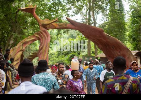 Les gens entrent et sortent de la gorge sacrée lors du festival annuel Osun Osogbo qui se tient dans l'État d'Osun, Nigeria - Ouest de l'Afrique le vendredi 9 août 202 Banque D'Images