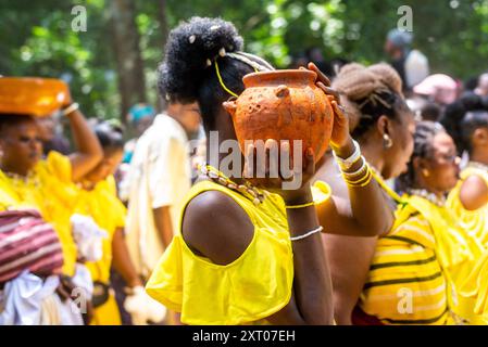 Dévots et adorateurs de la déesse Osun dans des tenues jaunes au festival annuel Osun Osogbo tenu dans l'État d'Osun, Nigeria - Ouest de l'Afrique sur Frid Banque D'Images