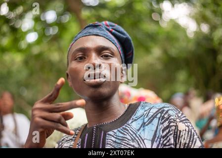 Dévots et adorateurs de la déesse Osun au festival annuel Osun Osogbo qui se tient dans l'État d'Osun, Nigeria - Ouest de l'Afrique le vendredi 9 août 2024 Banque D'Images