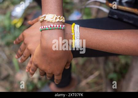 Perles de poignet traditionnelles portées par un dévot et des adorateurs de la déesse Osun priant à la rivière pendant le festival annuel Osun Osogbo tenu à Osun Banque D'Images
