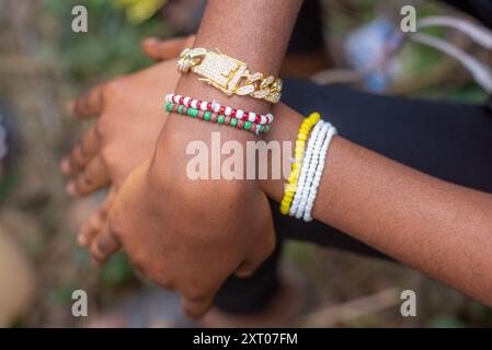 Perles de poignet traditionnelles portées par un dévot et des adorateurs de la déesse Osun priant à la rivière pendant le festival annuel Osun Osogbo tenu à Osun Banque D'Images