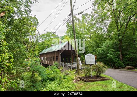 Pittman Center, Tennessee, États-Unis-20 juillet 2024 : Emerts Cove Cove Bridge, construit en 2000, enjambe le Middle Prong de la rivière Little Pigeon. Le pont Banque D'Images