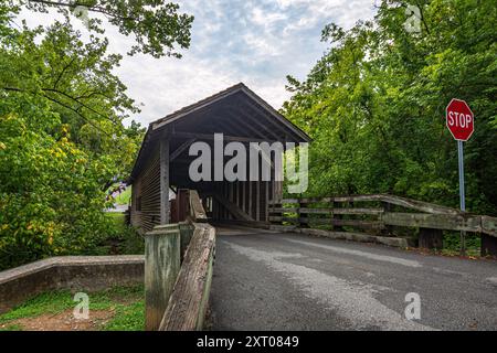 Sevierville, Tennessee, États-Unis- 23 juillet 2024 : vue arrière du pont couvert de Harrisburg, construit en 1875, enjambe l'East Fork de Little Pigeon River en R. Banque D'Images