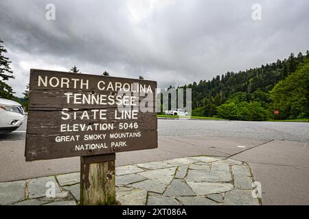 Parc national des Great Smoky Mountains, Tennessee, États-Unis- 21 juillet 2024 : panneau en bois indiquant la frontière entre la Caroline du Nord et le Tennessee trouvé dans le parking Banque D'Images