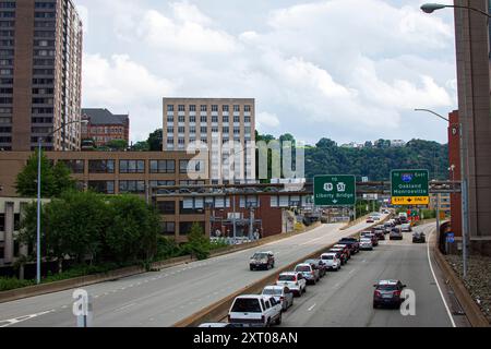 Pittsburgh, Pennsylvanie, États-Unis-30 juillet 2016 : circulation dans le centre-ville de Pittsburgh. Banque D'Images