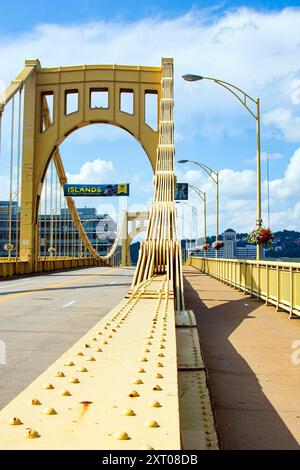 Pittsburgh, Pennsylvanie, États-Unis-31 juillet 2016 : point de vue unique sur le pont Roberto Clemente (pont de la sixième rue) dans le centre-ville de Pittsburgh. Banque D'Images