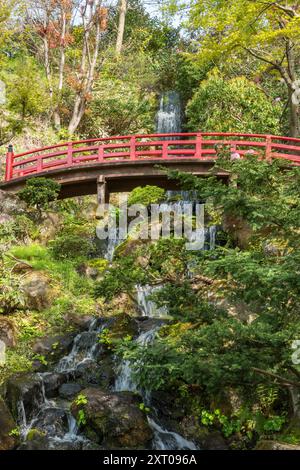 Pont rouge traditionnel à la cascade du Fukita Memorial Garden, Hirosaki, au printemps. Banque D'Images