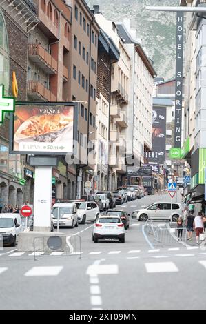 Pas de la Casa, Andorre : 2018 novembre 9 : rue de la ville frontalière commerciale de pas de la Casa à Encamp, Andorre en été 2024. Banque D'Images