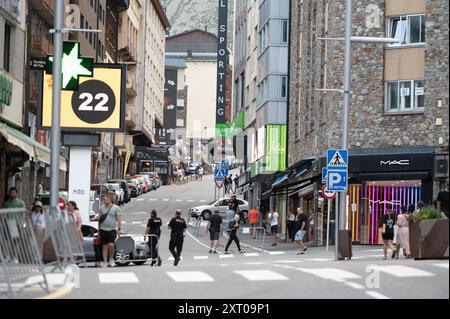 Pas de la Casa, Andorre : 2018 novembre 9 : rue de la ville frontalière commerciale de pas de la Casa à Encamp, Andorre en été 2024. Banque D'Images