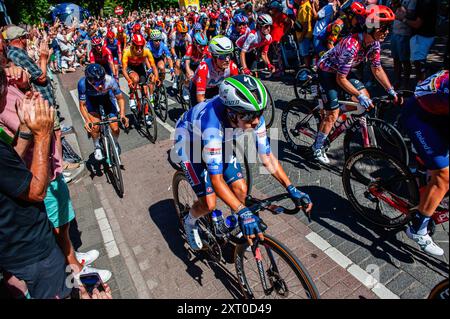 Rotterdam, pays-Bas. 12 août 2024. Les coureurs sont vus passer très près du public. C’est la première fois que la course cycliste démarre hors de France. En huit étapes, le peloton de womenís couvrira 946 kilomètres, de Rotterdam à l’Alpe díHuez, en France. 22 équipes sont sur la liste de départ, comprenant 154 coureuses féminines. (Photo par Ana Fernandez/SOPA images/SIPA USA) crédit : SIPA USA/Alamy Live News Banque D'Images