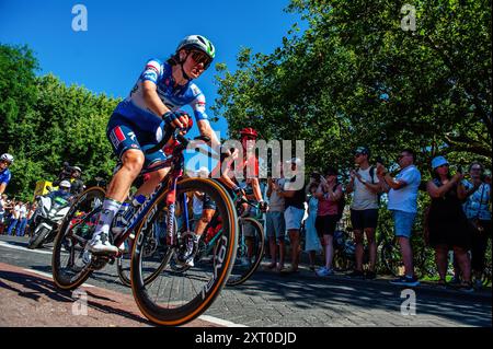 Rotterdam, pays-Bas. 12 août 2024. Le dernier cavalier est vu passer. C’est la première fois que la course cycliste démarre hors de France. En huit étapes, le peloton de womenís couvrira 946 kilomètres, de Rotterdam à l’Alpe díHuez, en France. 22 équipes sont sur la liste de départ, comprenant 154 coureuses féminines. Crédit : SOPA images Limited/Alamy Live News Banque D'Images