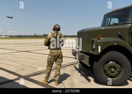 Le Sgt. Tanner Allen, chef d'équipage du 123e Escadron d'intervention de contingence de la Garde nationale aérienne du Kentucky, attend le décollage d'un F-16 Viper de l'US Air Force avant de faire sortir un camion-citerne de la piste après avoir aidé au ravitaillement en réalité augmentée d'un KC-135 Stratotanker lors de l'exercice Northern Strike 24-2 à Oscoda, Michigan, le 8 août 2024. La technologie de réalité augmentée est développée par le laboratoire de recherche de l'Armée de l'Air. Un processus en plusieurs étapes est utilisé pour prendre quelqu'un non formé dans une tâche, comme le ravitaillement d'avion, et en 45 minutes les rendre capables d'accomplir th Banque D'Images