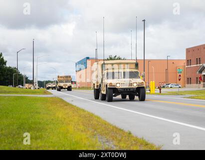 Les soldats affectés au quartier général et au bataillon du quartier général de la 10e division de montagne exécutent des opérations de convoi au cours de la première journée de l'exercice du poste de commandement 1D, le 12 août 2024, sur Fort Drum, New York. En répétant des opérations de convoi efficaces, la manœuvrabilité et les tactiques de mouvements sécurisés de la 10e Division de montagne sont renforcées à travers des terrains complexes dans des environnements de combat à grande échelle. (Photo de l'armée américaine par le SPC Kade M. Bowers) Banque D'Images