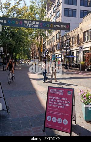 Personnes dans la zone piétonne Gastown sur la rue Water en été 2024, Vancouver, BC, Canada Banque D'Images