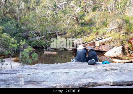 Parc national royal de Sydney, les randonneuses d'âge moyen font une pause au bord de la piscine aux cerfs dans le premier parc national d'Australie Banque D'Images