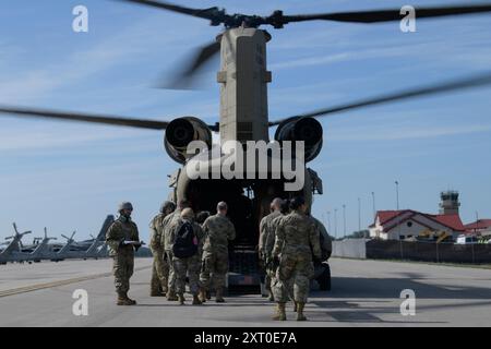 Les médecins de l'US Air Force, du 127e groupe médical de la Garde nationale aérienne du Michigan, chargent des déchets sur un CH-47 de l'armée américaine du 3e bataillon, 238e régiment d'aviation de soutien général, de la Garde nationale de l'armée du Michigan pendant l'exercice Northern Strike 2024-2, au centre d'entraînement de préparation au combat d'Alpena, Michigan, le 11 août 2024. La formation ERPSS exerce la capacité du 127e OMD à traiter, stabiliser et évacuer les patients pour des soins médicaux supplémentaires. NS24-2, l'un des plus grands exercices de préparation de la composante de réserve du département de la Défense, est prévu pour avoir lieu au National All Doma du Michigan Banque D'Images