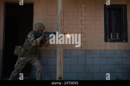 Un soldat du 3e bataillon du Royaume-Uni, le Royal Anglian Regiment 'The Steelbacks' tire alors qu'il était en mouvement pendant l'exercice Northern Strike 24-2 à Camp Grayling, Michigan, le 8 août 2024. Northern Strike 24-2, l'un des plus grands exercices de préparation des composantes de réserve du ministère de la Défense, est prévu au National All Domain Warfighting Center (NADWC) du Michigan du 3 au 17 août 2024. Plus de 6 300 participants de 32 états et territoires et plusieurs participants internationaux convergeront à la NADWC. Northern Strike est le premier événement de formation de la composante réserve conçu Banque D'Images