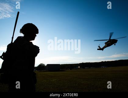 Le 3e bataillon du Royaume-Uni, le Royal Anglian Regiment 'The Steelbacks' Sgt. Dean Watts, sergent de peloton, radio au UH-60 Black Hawk entrant lors de l'exercice Northern Strike 24-2 au Camp Grayling, Michigan, le 8 août 2024. Northern Strike 24-2, l'un des plus grands exercices de préparation des composantes de réserve du ministère de la Défense, est prévu au National All Domain Warfighting Center (NADWC) du Michigan du 3 au 17 août 2024. Plus de 6 300 participants de 32 états et territoires et plusieurs participants internationaux convergeront à la NADWC. Northern Strike est le premier R Banque D'Images