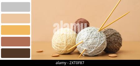 Fil, aiguilles tricotées et boutons sur fond beige. Différents motifs de couleur Banque D'Images