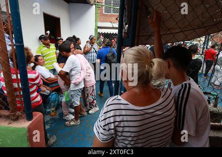 Caracas, Venezuela. 12 août 2024. Les survivants se tiennent ensemble après une explosion dans le quartier de la Unión de Petare dans l’État de Miranda, à l’est de Caracas. Au Venezuela, il y a eu plusieurs victimes après une explosion de gaz dans un immeuble. Crédit : Jesus Vargas/dpa/Alamy Live News Banque D'Images