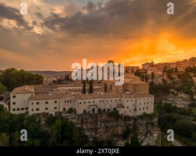 Superbe vue aérienne du coucher de soleil de la vieille ville de Cuenca avec le couvent de Saint Paul en Espagne Banque D'Images