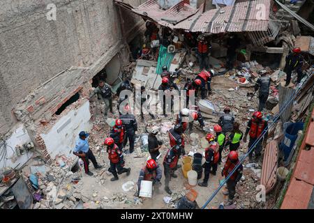 Caracas, Venezuela. 12 août 2024. Des agents de sécurité et de secours mènent des opérations de sauvetage après une explosion dans le quartier de la Unión de Petare dans l’État de Miranda, à l’est de Caracas. Au Venezuela, il y a eu plusieurs victimes suite à une explosion de gaz dans un immeuble. Crédit : Jesus Vargas/dpa/Alamy Live News Banque D'Images