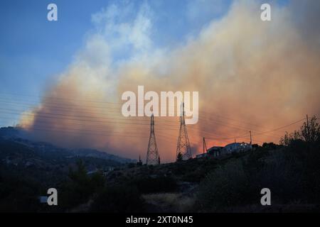 Athènes, Grèce. 12 août 2024. Le mont Pentelicus ou Penteli dans la banlieue nord de la capitale grecque est vu flamber. Un feu de forêt qui a éclaté à Varnavas le 11 août a continué de faire rage dans l'est de l'Attique le 12 août, attisant et s'étendant sur un front s'étendant sur plus de 20 kilomètres. Plusieurs pays ont répondu positivement à la demande d'assistance du mécanisme de protection civile de l'UE (EUCPM) formulée par les autorités grecques pour lutter contre les incendies de forêt qui font rage. Crédit : Dimitris Aspiotis/Alamy Live News Banque D'Images