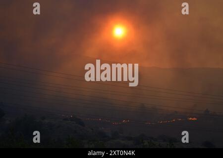 Athènes, Grèce. 12 août 2024. Le mont Pentelicus ou Penteli dans la banlieue nord de la capitale grecque est vu flamber. Un feu de forêt qui a éclaté à Varnavas le 11 août a continué de faire rage dans l'est de l'Attique le 12 août, attisant et s'étendant sur un front s'étendant sur plus de 20 kilomètres. Plusieurs pays ont répondu positivement à la demande d'assistance du mécanisme de protection civile de l'UE (EUCPM) formulée par les autorités grecques pour lutter contre les incendies de forêt qui font rage. Crédit : Dimitris Aspiotis/Alamy Live News Banque D'Images