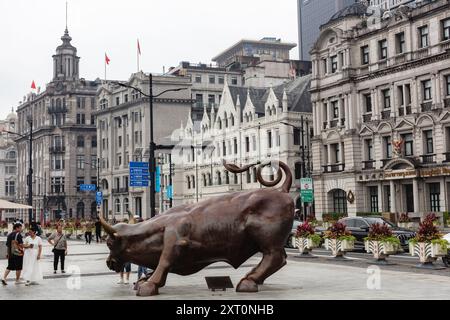 Statue de taureau devant l'ancien bâtiment HSBC (bâtiment du gouvernement municipal), bâtiment néo-classique dans le Bund, Shanghai, Chine. Banque D'Images