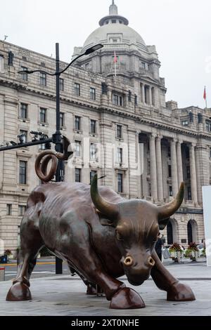 Statue de taureau devant l'ancien bâtiment HSBC (bâtiment du gouvernement municipal), bâtiment néo-classique dans le Bund, Shanghai, Chine. Banque D'Images