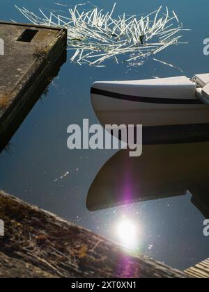 Une vision de la beauté abstraite dans la nature - soleil, reflet, la coque d'un culte, et roseaux sur la Tamise, juste à côté du Radley College, Boathouse. Banque D'Images