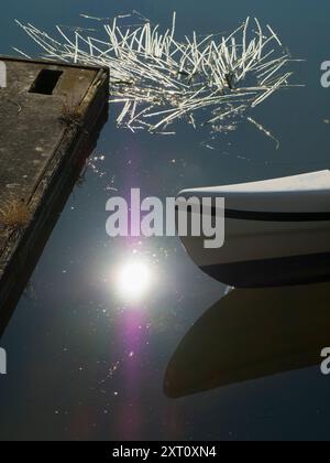 Une vision de la beauté abstraite dans la nature - soleil, reflet, la coque d'un culte, et roseaux sur la Tamise, juste à côté du Radley College, Boathouse. Banque D'Images