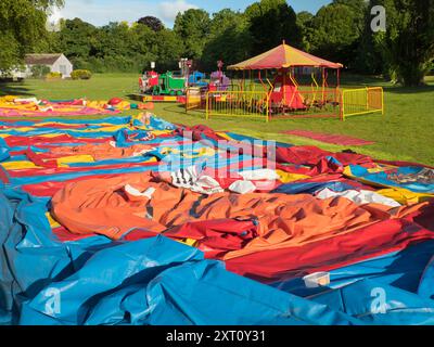 Voici un site effrayant - une foire funky déserte, juste en préparation pour l'ouverture de demain .. Pas abandonné, mais vu à l'aube, la seule fois que vous le verrez comme ça. C'est à Rye Farm Fields près des rives de la Tamise à Abingdon par un beau matin d'été. A Banque D'Images
