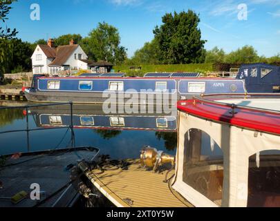 La zone autour de Sandford Lock Over the Thames est un endroit très apprécié des joggeurs, promeneurs, amateurs de chiens et beaucoup de gens fréquentant les grandes promenades dans cette région. Un nouveau boulanger artisanal proposant du pain au levain à la pointe est désormais une attraction locale... Ici, nous voyons des péniches amarrées par l'écluse, avec la maison d'écluse en arrière-plan, tôt un beau matin d'été. Je suis en route pour ramasser le pain. C'est le petit déjeuner trié, alors ! Banque D'Images