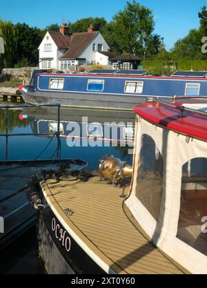 La zone autour de Sandford Lock Over the Thames est un endroit très apprécié des joggeurs, promeneurs, amateurs de chiens et beaucoup de gens fréquentant les grandes promenades dans cette région. Un nouveau boulanger artisanal proposant du pain au levain à la pointe est désormais une attraction locale... Ici, nous voyons des péniches amarrées par l'écluse, avec la maison d'écluse en arrière-plan, tôt un beau matin d'été. Je suis en route pour ramasser le pain. C'est le petit déjeuner trié, alors ! Banque D'Images